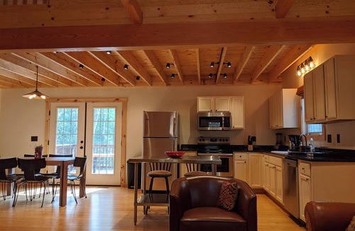 Faber Cabin | 3 hour Kayak trip for Free! The heart of Nelson, 140 acres,mile of river trails!