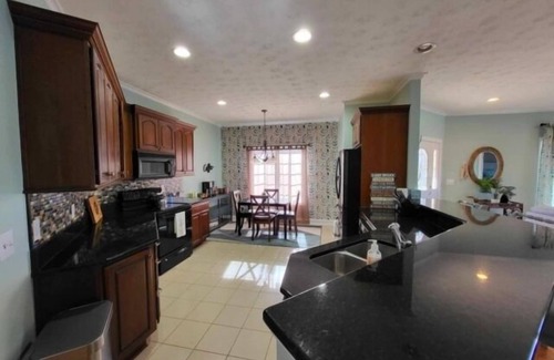 Moneta House | 3 Kayaks, 1 Canoe, Wifi, Community swimming pool, Community Tennis, Foosball, gas grill, ice maker. kurig