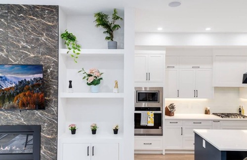Glenbrook House | 3 King Beds, HotTub, Double Car Garage, 2 Full Kitchens