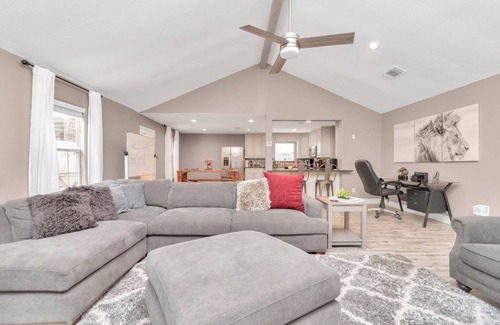 Addicks House | π₯3 King Suites MD Anderson 30+ Nights 3min to I-10 Med Center Fast WiFi Garage