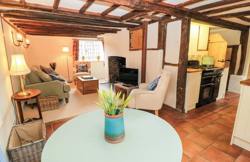 Chawton Cottage | 3 MALTHOUSE COTTAGES, pet friendly, with a garden in Alton, Hampshire