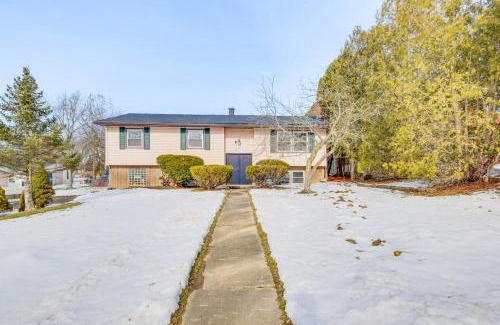Bath House | 3 Mi to Cuyahoga Valley NP Fairlawn Family Home!