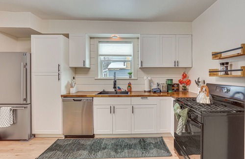 Youngstown Apartment | 3 Mi to Downtown Youngstown: Updated Apartment
