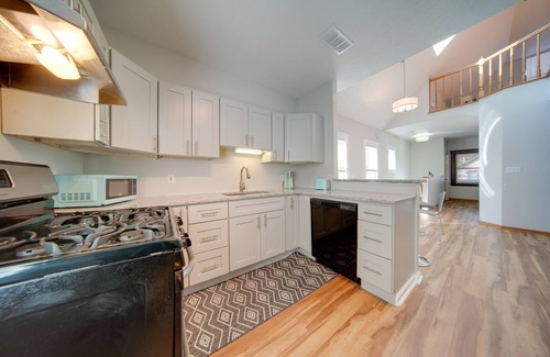 Tremont Apartment | < 3 Mi to Dtwn: Cleveland Apt w/Deck & Wet Bar