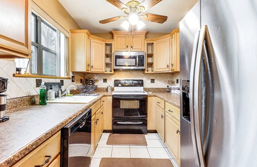 East Haven Condo | 3 Mi to Dtwn New Haven: Colorful Condo w/Yard!