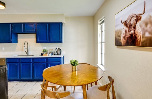 Waxahachie House | 3 Mi to Dtwn: Waxahachie Townhome w/Fire Pit