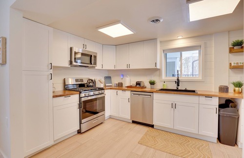 Youngstown House | 3 Mi to Dtwn & YSU: Updated Youngstown Home