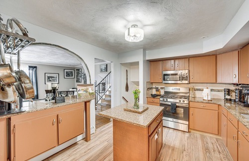 Spry Cottage | 3 Mi to Lake Redman: Home w/Furnished Pergola!