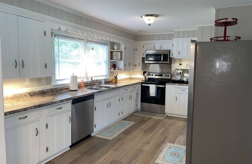 Hampstead House | 3 mi to Topsail Island, Large fenced in backyard. Bring your boat!