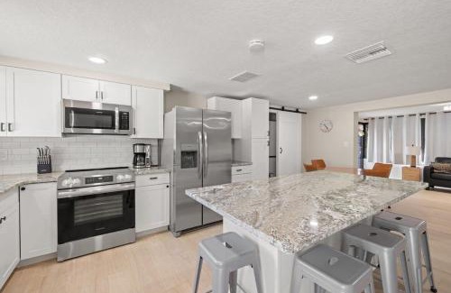 Ozona House | 3 miles to Honeymoon Island Firepit & Pool