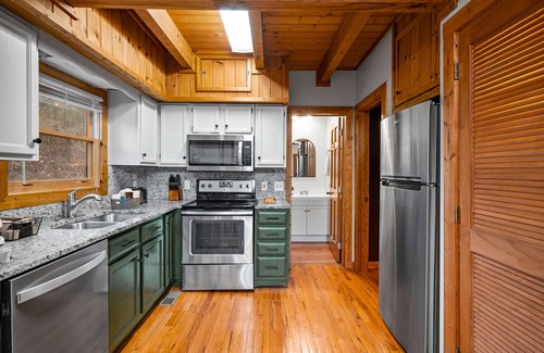 Sevierville Cabin | 3 Miles to Pigeon Forge Parkway! Hot Tub, Privacy 🐶 Dogs 🛌 King Beds 🎢 DollyWood