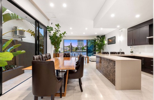 Surfers Paradise House | $3 Million Waterfront Villa - pets welcome