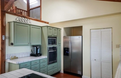 Galveston House | 3 Min. to Beach I Summertime I Fish From Deck I Fenced I King beds I Lift I Pets
