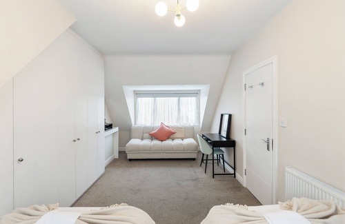 Brent Cross House | 3 Min to Tube, Modern Home Sleeps 12 Adults London