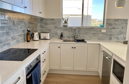 Queenscliff Apartment | 3 mins to beaches, cafes, parks, newly renovated, ocean view, parking & balcony