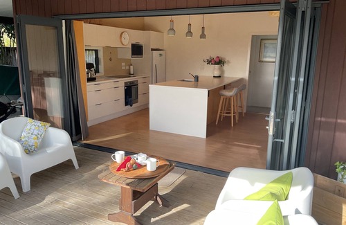 Waipu House | 3 minute walk into town plus two baths