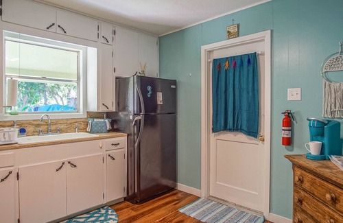 Cibolo House | 3 minute walk to main street, Cibolo Texas. Shopping, dancing and dining nearby.