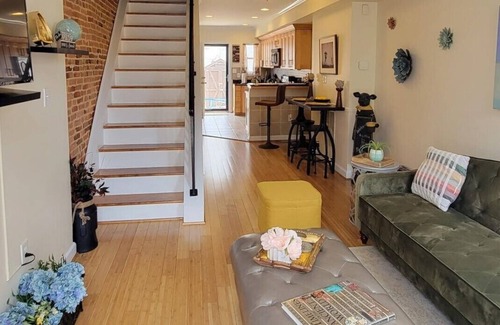 Downtown Baltimore House | 3 minutes to Orioles & Ravens stadiums and 10 minutes from the Baltimore Harbor.