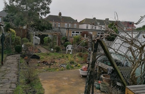 Goodmayes House | 3 Minutes to Train station large town house with 5 bedroom, 6 bed, sleep 8 guest