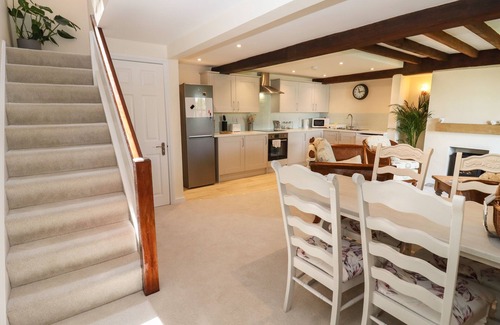 Pershore Cottage | 3 MOUNT PLEASANT, pet friendly, with a garden in Pershore
