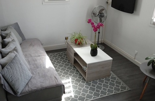 Claira House | 3-person apartment, terrace, wifi, parking, 10min from beach.