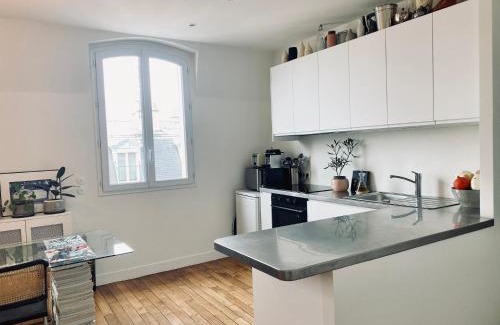 Saint-Vincent-de-Paul Apartment | 3 pièces lumineux paris Montmartre