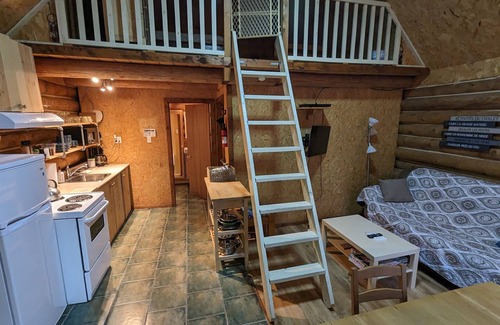 Riviere-Rouge Ski Chalet | 3- Poirier : Chalet en bois rond au bord de la Rivière Rouge