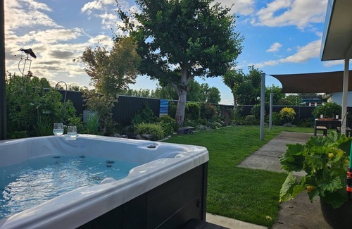 Raureka House | 3 Queen beds, Hot Tub, Air Conditioning.