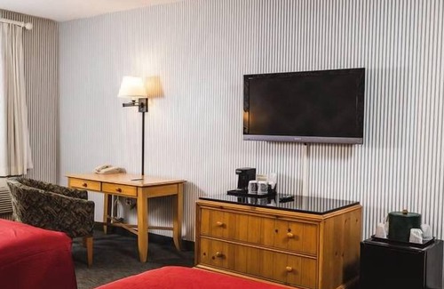 Williamsburg Hotel | 3 Relaxing Units! Pool, Tennis Court, Parking! Close to Merchants Square