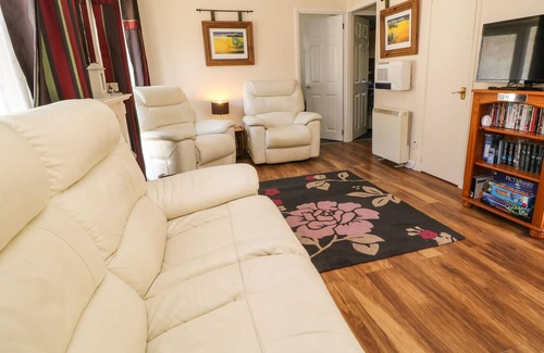 Liskeard Cottage | 3 ROSECRADDOC LODGE, pet friendly, with a garden in Liskeard