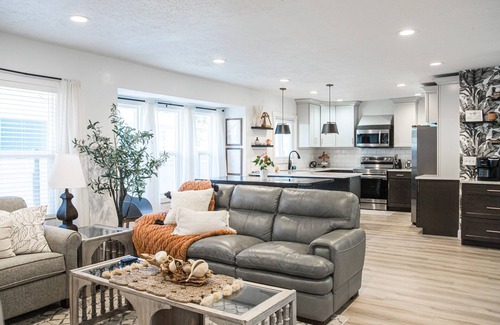 Ogden House | 3 Ski Resorts 14 mi! Entire Home, Designed Comfort, Restaurant Row 2 miles.