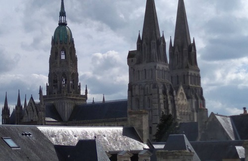 Bayeux Apartment | 3-star furnished apartment with view of the cathedral.