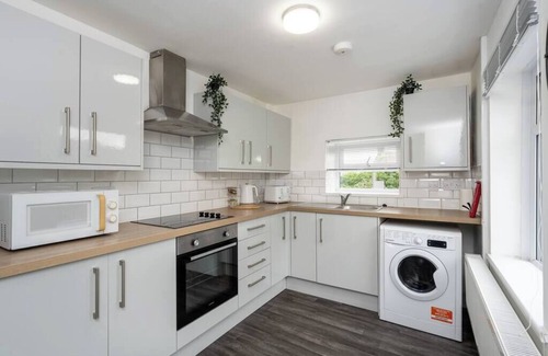 Cwmbrwla Apartment | 3 Storey House, 2 Bathrooms, Smart Tv's all rooms!