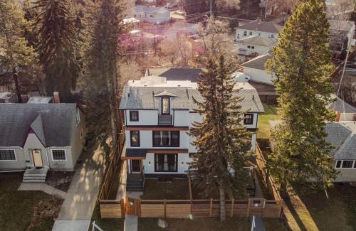 Southside House | 3 Story Luxury Cozy Sleek Home