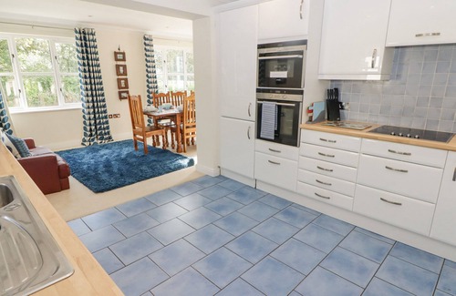 Little Haven House | 3 STRAWBERRY CLOSE, family friendly, with a garden in Broad Haven