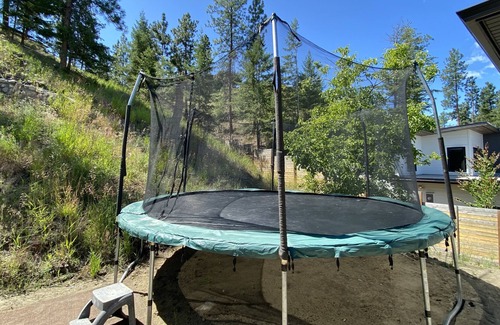 Southwest Mission House | πβοΈ 3 sty Hse + Lg hot tub! Vacation close to Beaches, Trails, Wineries & Cafes.