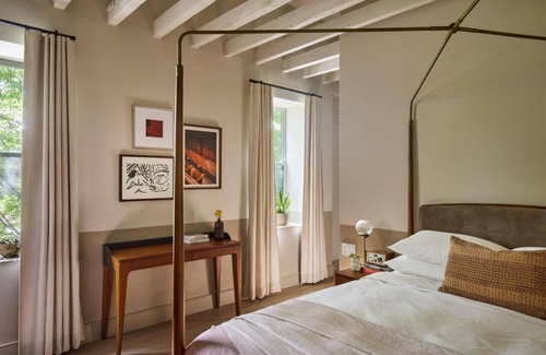 Fishtown Hotel | 3 Stylish One Bedroom King Suite at Anna & Bel – Walk to Dining & Museums