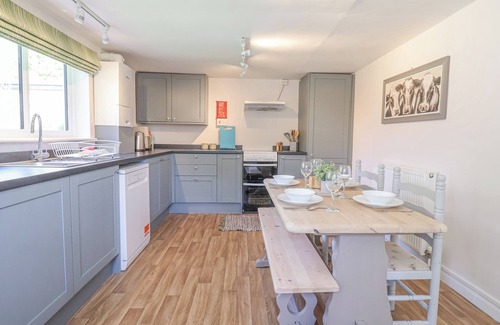 Saxmundham Cottage | 3 THE ALMSHOUSE, pet friendly, with a garden in Peasenhall