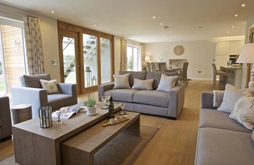 Bugford House | 3 The Drive, Hillfield Village