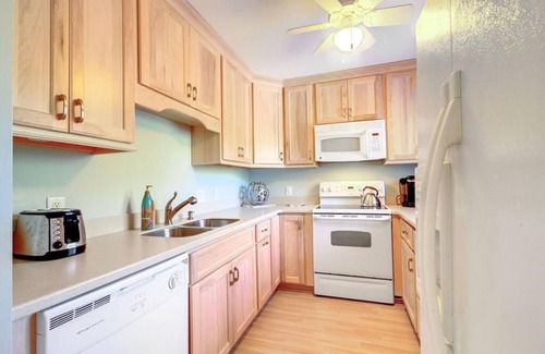 Twin Oaks House | 3 Twin Oaks Lane by AvantStay | Beach Access, Sunroom, Great Location!