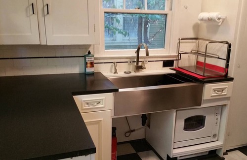 Altamont House | 30+ Day❤️Smart Craftsman ❤️of Downtown | King Queen | BBQs, Patio Set + Fenced Y