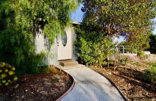 Central Malibu Apartment | 30 PCT OFF! Malibu Charming Suite, Ocean View, King Bed