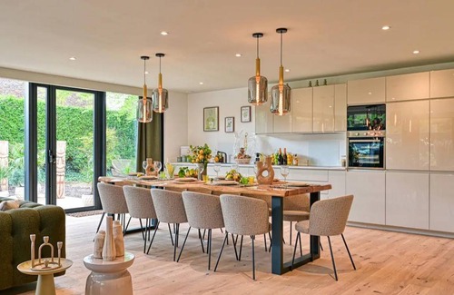 Marcq-en-Baroeul Cottage | 300 m² Cabin ∙ 6 bedrooms ∙ 12 guests