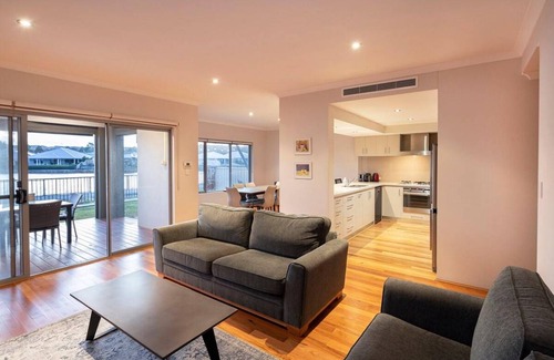 Dunsborough House | 300 m² House ∙ 3 bedrooms ∙ 6 guests