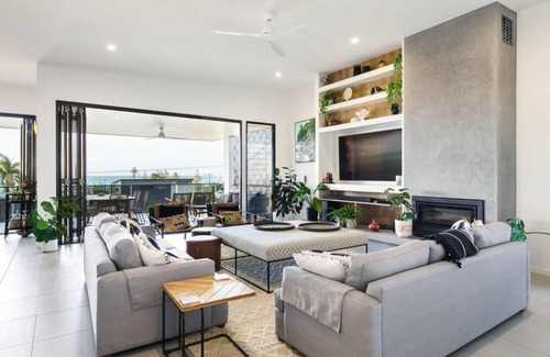 Moffat Beach House | 300 m² House ∙ 4 bedrooms ∙ 8 guests