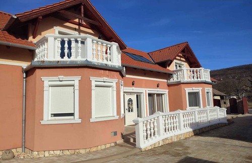 Kereki House | 300 m² House ∙ 6 bedrooms ∙ 20 guests