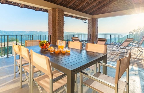 Belveglio Villa | 300 m² Villa ∙ 4 bedrooms ∙ 8 guests