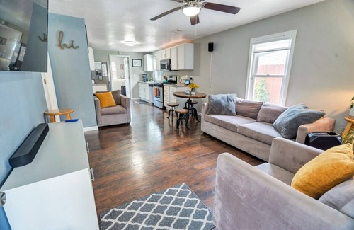 Springfield House | 3031 W Olive St · Cheerful 2-Bedroom w/convenient Expressway access