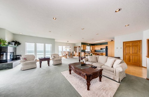 Cloverdale House | 306 m² House ∙ 3 bedrooms ∙ 8 guests