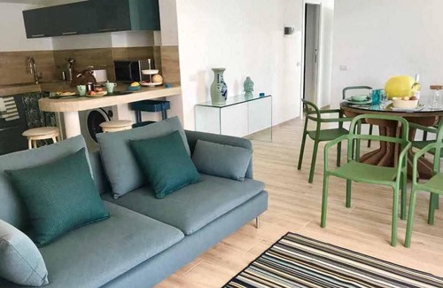 Brezzo di Bedero House | 3½-room house in a sunny location right on the beach